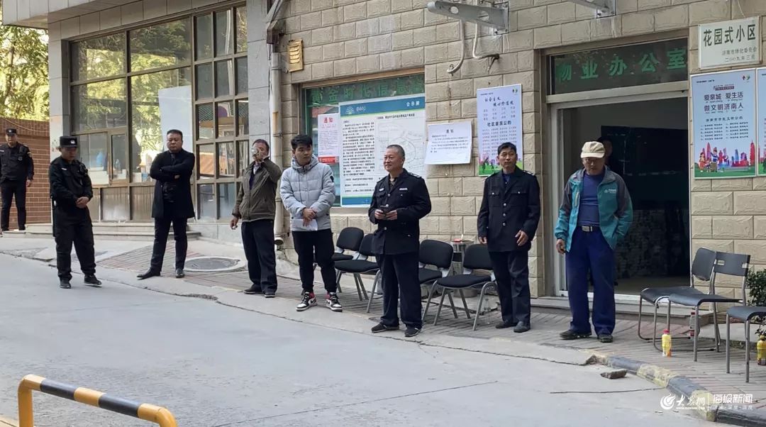 说啥好?济南一小区墙砖开裂用胶带粘,闸机坏了换塑料管!?另一小区新旧物业凌晨打起来了……