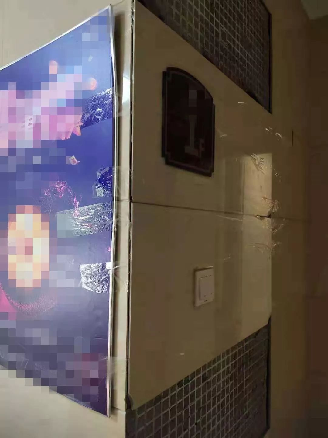 说啥好?济南一小区墙砖开裂用胶带粘,闸机坏了换塑料管!?另一小区新旧物业凌晨打起来了……