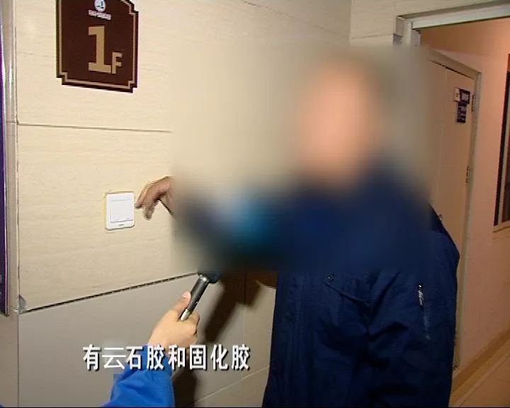 说啥好?济南一小区墙砖开裂用胶带粘,闸机坏了换塑料管!?另一小区新旧物业凌晨打起来了……