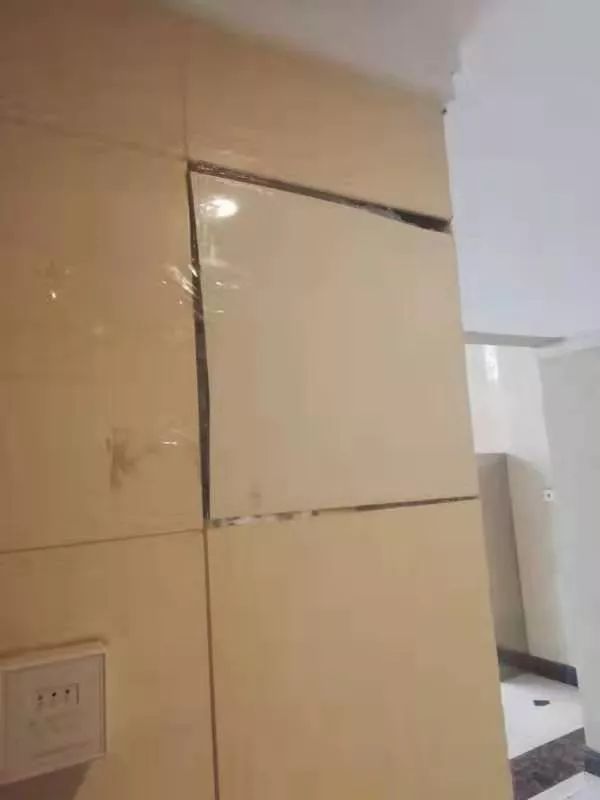 说啥好?济南一小区墙砖开裂用胶带粘,闸机坏了换塑料管!?另一小区新旧物业凌晨打起来了……