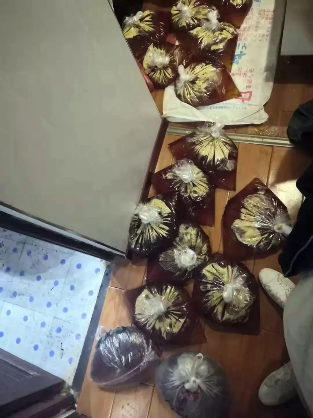 厕所里造假蜂蜜！为以假乱真，还掺死蜜蜂在里面！遵义这几个人被抓了……