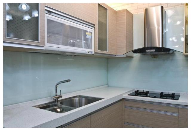 厨房台面装了不锈钢,简直就是捡了宝,朋友们都夸有眼光