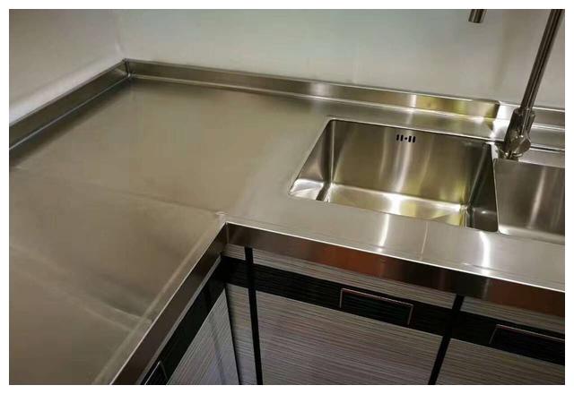 厨房台面装了不锈钢,简直就是捡了宝,朋友们都夸有眼光