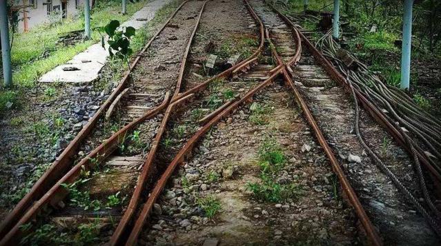 火车铁轨很容易生锈,为何不用不锈钢造轨道?铁路工程师说出实情