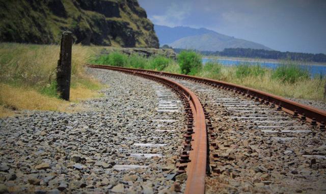 火车铁轨很容易生锈,为何不用不锈钢造轨道?铁路工程师说出实情