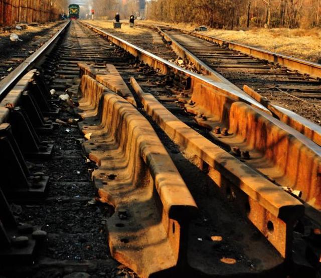 火车铁轨很容易生锈,为何不用不锈钢造轨道?铁路工程师说出实情