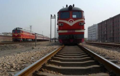 为什么火车铁轨采用会生锈的钢铁,不采用不锈钢?