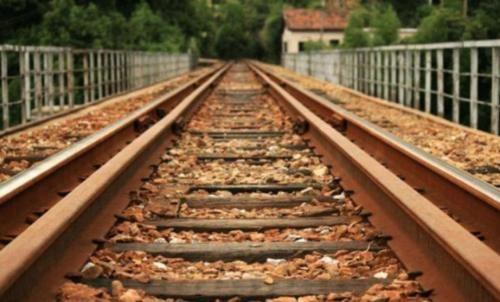 为什么火车铁轨采用会生锈的钢铁,不采用不锈钢?