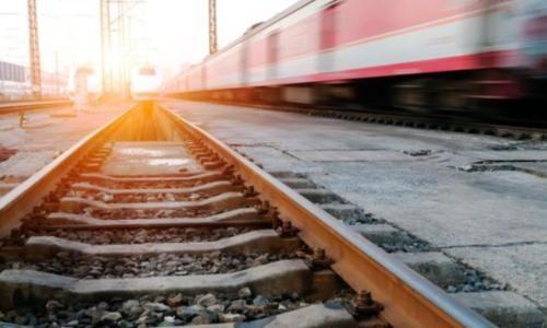 为什么火车铁轨采用会生锈的钢铁,不采用不锈钢?