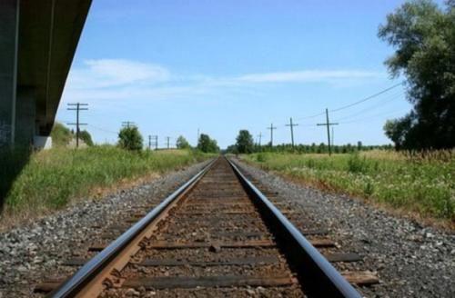 为什么火车铁轨采用会生锈的钢铁,不采用不锈钢?