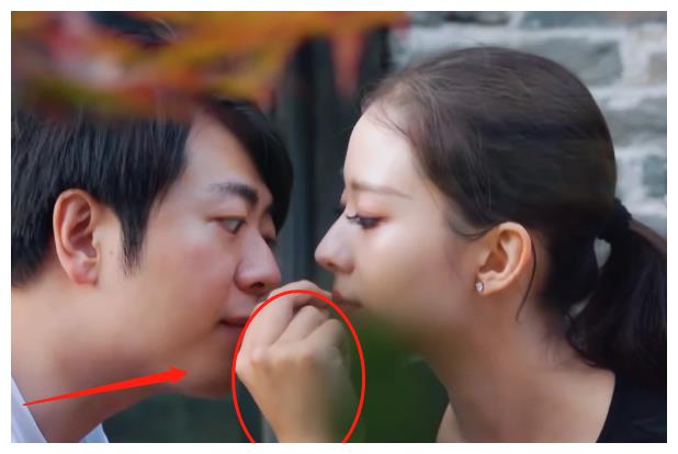 钢琴家的手长啥样？当镜头拉近看清郎朗的手指，网友纷纷表示羡慕