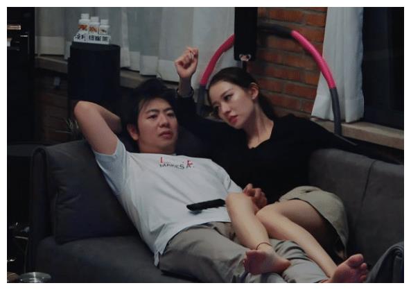钢琴家郎朗的手有多好看？镜头拉近之后，女生：这才叫做芊芊玉指