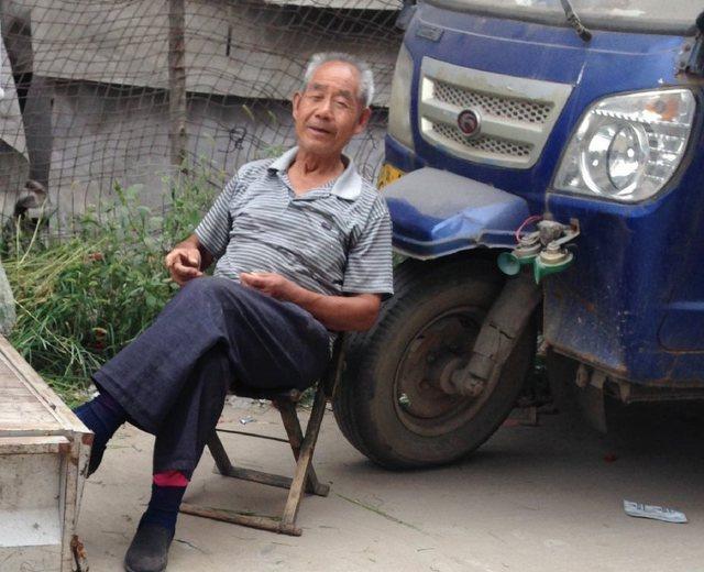 农村大集上，大爷摆摊卖“石灰块”很多人不知道这是吃的
