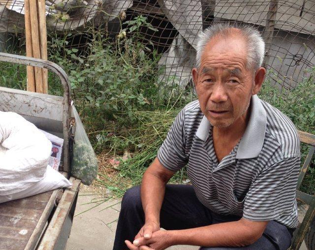 农村大集上，大爷摆摊卖“石灰块”很多人不知道这是吃的