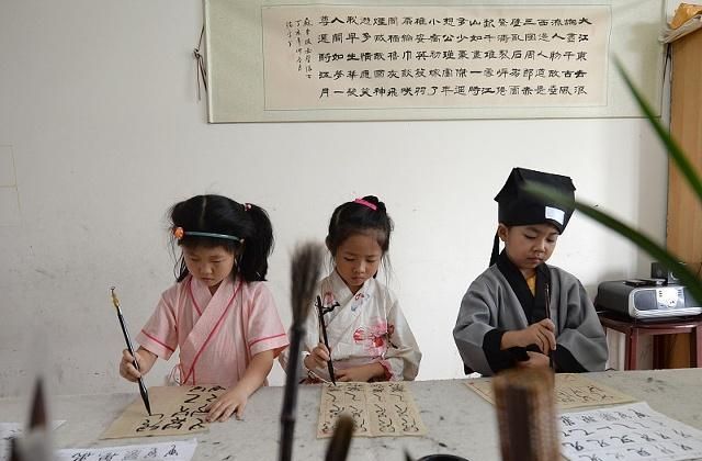 陶渊明一首《责子》诗，没太多责备，更像给自己找理由多喝点酒