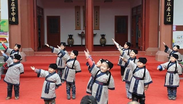 陶渊明一首《责子》诗，没太多责备，更像给自己找理由多喝点酒