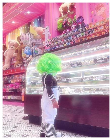 科勒·卡戴珊在万圣节把自己的报备装扮成了可爱的小蜜蜂！