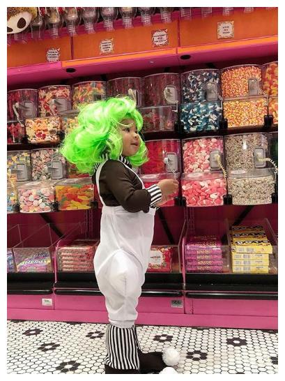 科勒·卡戴珊在万圣节把自己的报备装扮成了可爱的小蜜蜂！