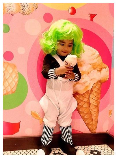 科勒·卡戴珊在万圣节把自己的报备装扮成了可爱的小蜜蜂！