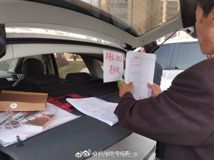 塑胶跑竟是红漆喷成