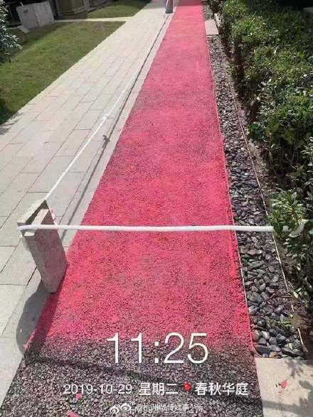 塑胶跑竟是红漆喷成