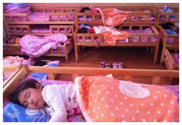 4岁女儿本无午睡习惯，老师却说娃午睡很乖，看到毛巾被宝妈心疼