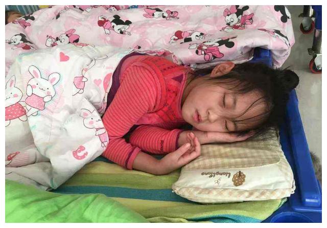 4岁女儿本无午睡习惯，老师却说娃午睡很乖，看到毛巾被宝妈心疼