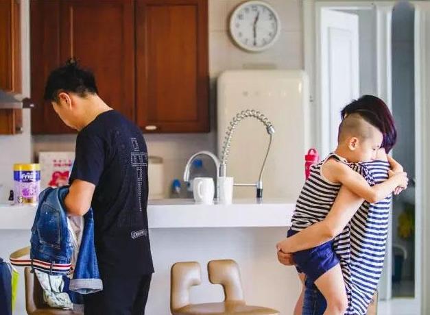 带你参观林永健的家，一家人都围着儿子转，给他买了好多玩具乐器