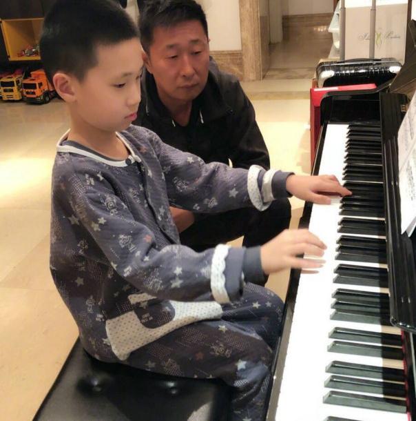 带你参观林永健的家，一家人都围着儿子转，给他买了好多玩具乐器