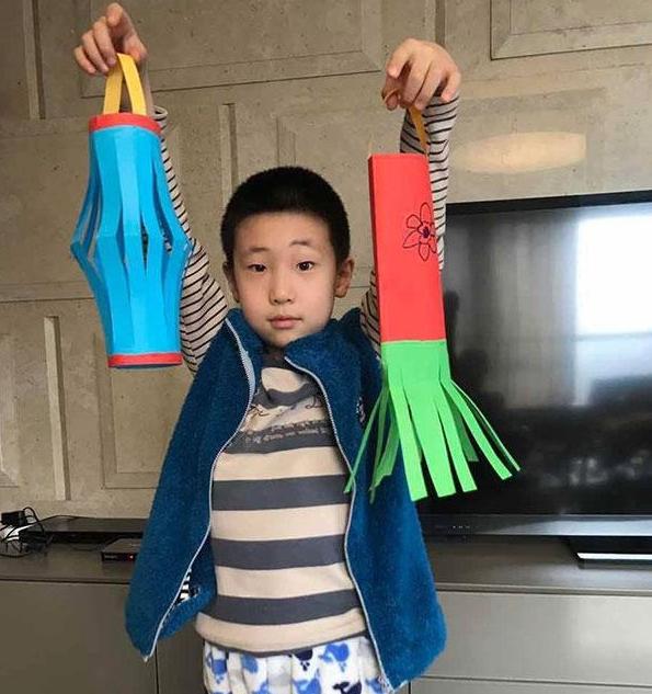 带你参观林永健的家，一家人都围着儿子转，给他买了好多玩具乐器