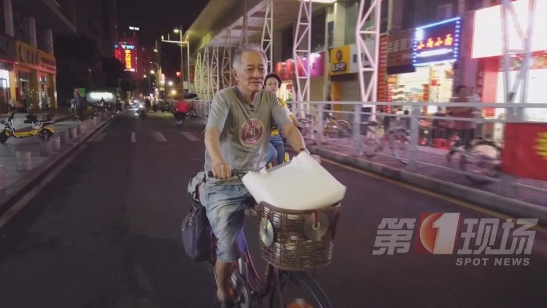 暖！他风雨无阻到街头弹钢琴，只为了这个约定
