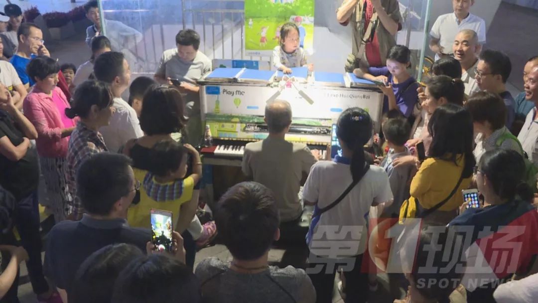 暖！他风雨无阻到街头弹钢琴，只为了这个约定