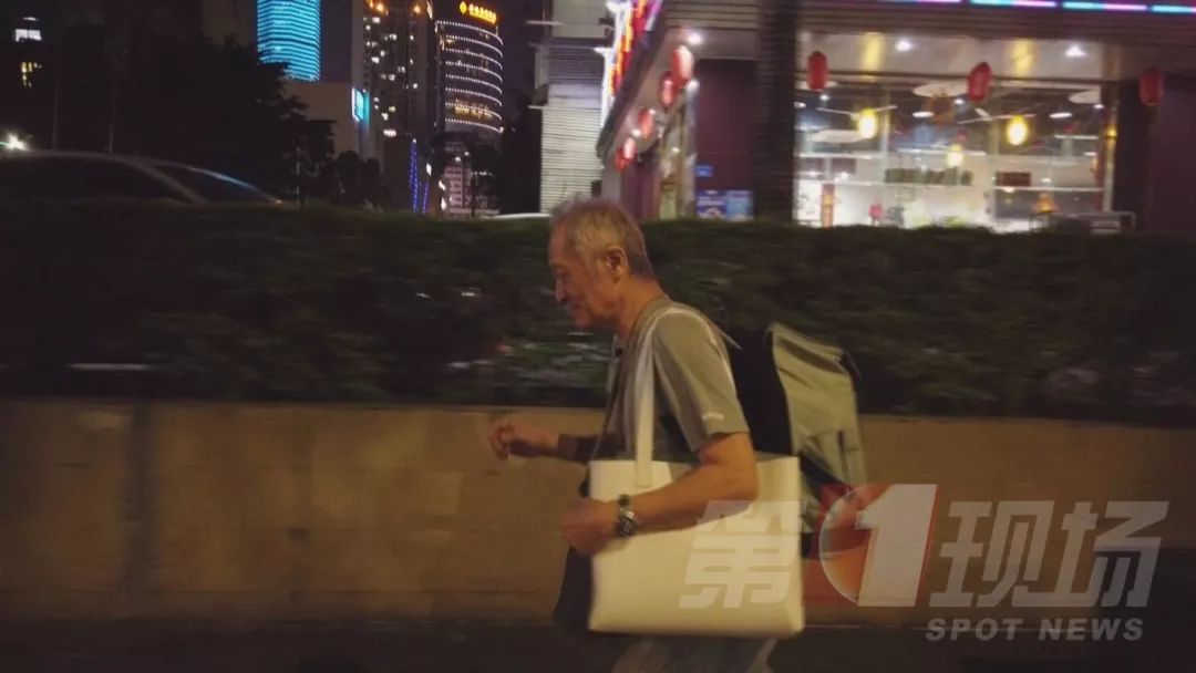 暖！他风雨无阻到街头弹钢琴，只为了这个约定