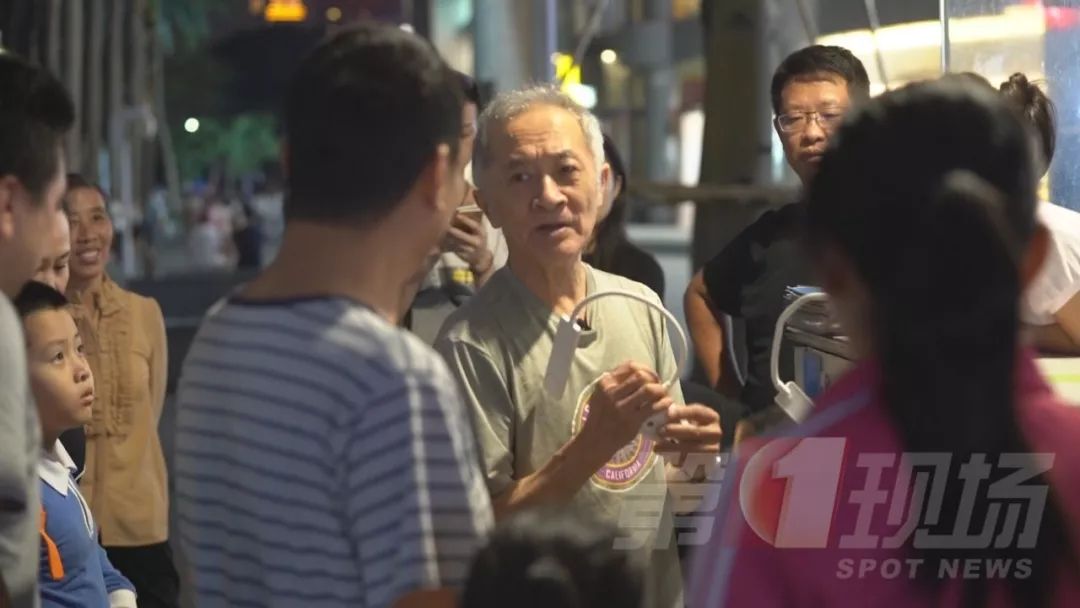 暖！他风雨无阻到街头弹钢琴，只为了这个约定