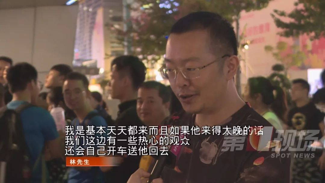 暖！他风雨无阻到街头弹钢琴，只为了这个约定