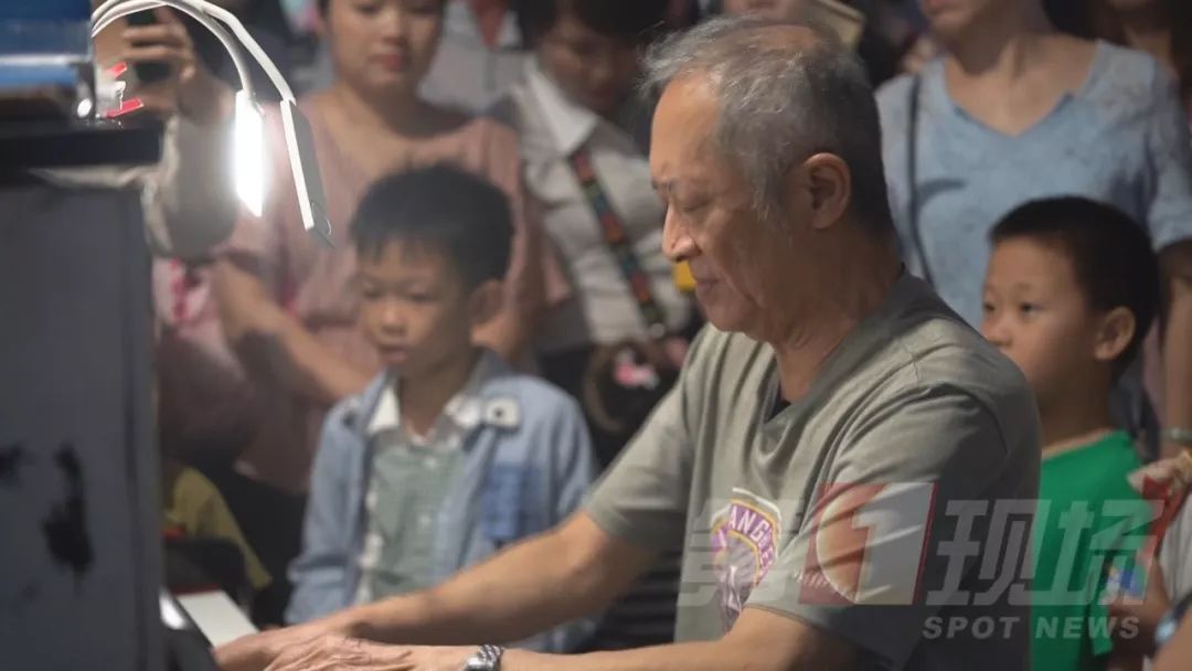 暖！他风雨无阻到街头弹钢琴，只为了这个约定