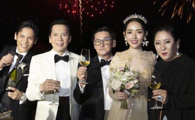 郭碧婷为向佐开关车门，网友调侃：像小助理。婚后打脸往常秀恩爱