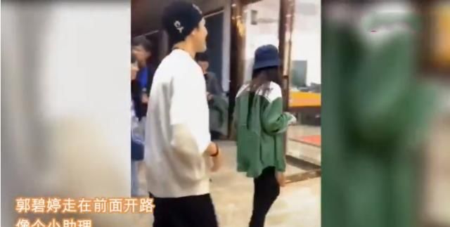 郭碧婷为向佐开关车门，网友调侃：像小助理。婚后打脸往常秀恩爱