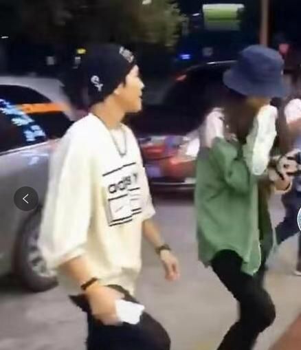 郭碧婷为向佐开关车门，网友调侃：像小助理。婚后打脸往常秀恩爱
