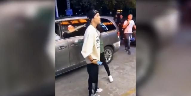 郭碧婷为向佐开关车门，网友调侃：像小助理。婚后打脸往常秀恩爱