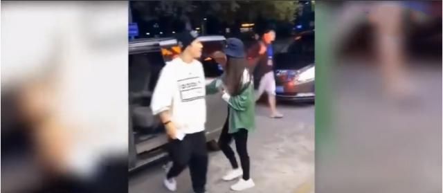郭碧婷为向佐开关车门，网友调侃：像小助理。婚后打脸往常秀恩爱