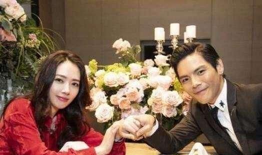 郭碧婷为向佐开关车门，网友调侃：像小助理。婚后打脸往常秀恩爱