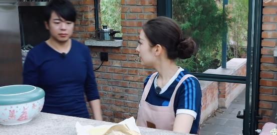 吉娜穿上德国传统服装，郎朗目不转睛，没有心思弹钢琴了