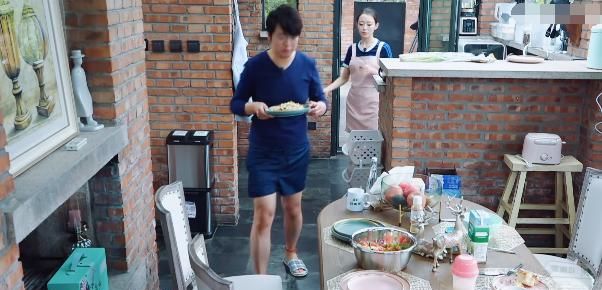 吉娜穿上德国传统服装，郎朗目不转睛，没有心思弹钢琴了