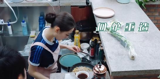 吉娜穿上德国传统服装，郎朗目不转睛，没有心思弹钢琴了