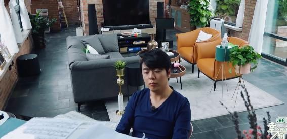 吉娜穿上德国传统服装，郎朗目不转睛，没有心思弹钢琴了