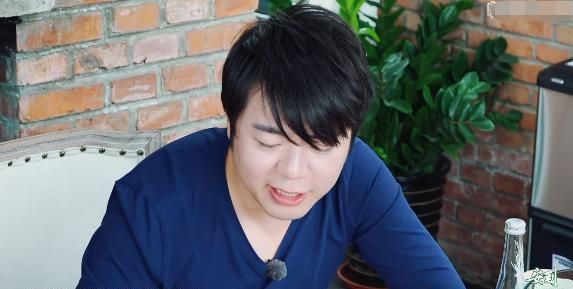 吉娜穿上德国传统服装，郎朗目不转睛，没有心思弹钢琴了