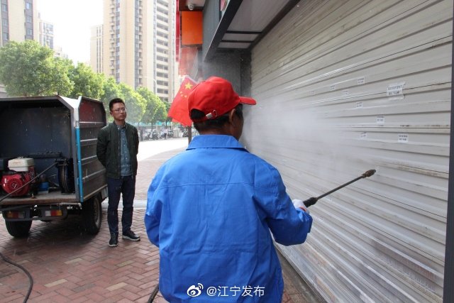 麒麟城管试点新型涂料 让城市“牛皮癣”无处“安身”