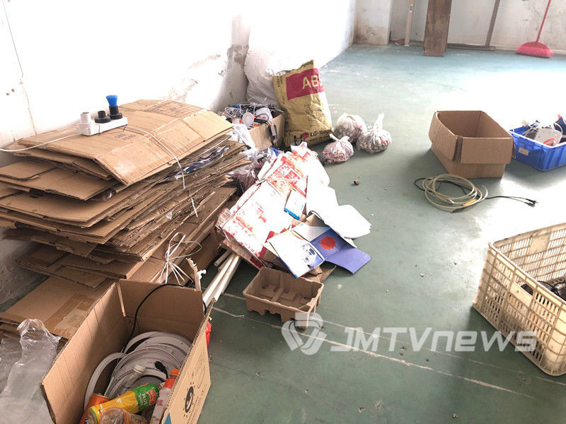 灯饰厂突然搬走了 工人追讨工资难