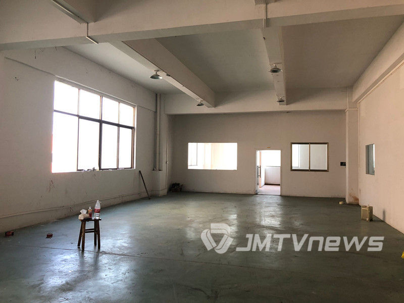 灯饰厂突然搬走了 工人追讨工资难